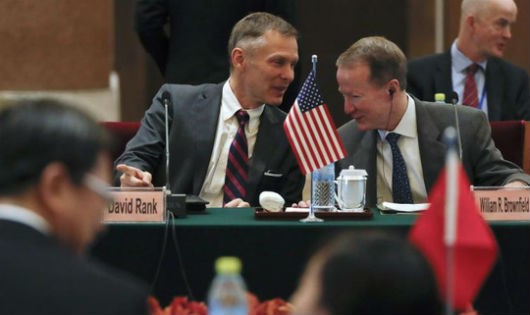 Ông David Rank (trái) là một quan chức kỳ cựu phục vụ cho Bộ Ngoại giao Mỹ suốt 27 năm. Ảnh: AP/NLD