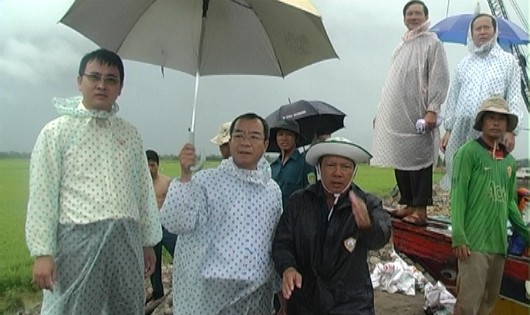 Ông Đặng Xuân Huy (bìa trái)  thăm vùng lũ năm 2011