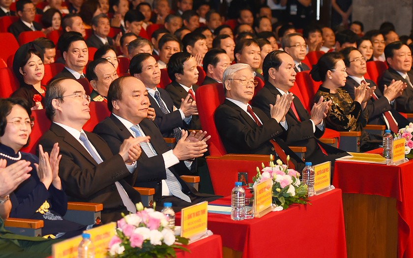 Lãnh đạo Đảng, Nhà nước và các đại biểu dự lễ tuyên dương điển hình tiên tiến. Ảnh: VGP/Quang Hiếu
