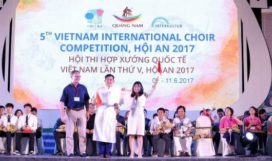 Bà Lê Mai Lan – Phó Chủ tịch Tập đoàn Vingroup (ngoài cùng bên phải) lên nhận giải Vàng bảng Dân gian và Thiếu nhi cho màn trình diễn xuất sắc của Dàn hợp xướng Vinschool One tại Interkultur 2017