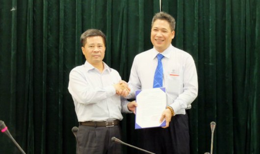 Ông Đặng Phan Tường - Chủ tịch HĐTV EVNNPT trao quyết định bổ nhiệm Giám đốc NPTS cho ông Nguyễn Tiến Dũng