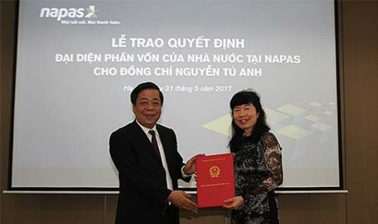 Lãnh đạo Ngân hàng Nhà nước trao quyết định đại diện phần vốn Nhà nước tại NAPAS cho bà Nguyễn Tú Anh hồi tháng 5/2017