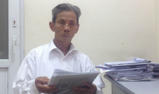 Ông Nguyễn Xuân Tế trình bày sự việc với phóng viên