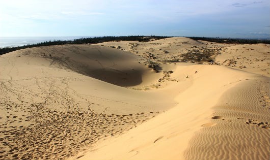 Quảng Bình có đường bờ biển dài 116 km, với những cồn cát trắng mênh mông