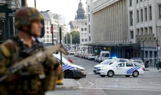 Cảnh sát Bỉ phong tỏa bên ngoài Nhà ga Trung tâm ở Brussels sau vụ nổ. Ảnh: THX/TTXVN