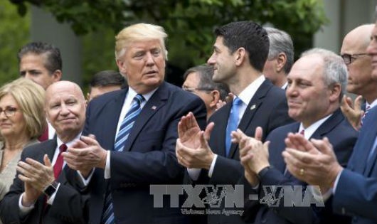Tổng thống Mỹ Donald Trump (giữa) cùng các lãnh đạo Hạ viện của đảng Cộng hòa tại Vườn Hồng sau khi Hạ viện thông qua dự luật chăm sóc y tế mới. Ảnh: EPA/TTXVN
