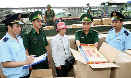 Lực lượng hải quan phối hợp với Đồn Biên phòng Cửa khẩu Quốc tế Móng Cái (Quảng Ninh) kiểm tra hàng hóa qua cửa khẩu