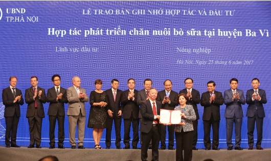 Đại diện lãnh đạo thành phố Hà Nội và bà Mai Kiều Liên – Tổng giám đốc Vinamilk ký kết bản ghi nhớ hợp tác đầu tư phát triển chăn nuôi bò sữa công nghệ cao tại Hà Nội