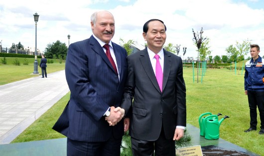 Chủ tịch nước Trần Đại Quang và Tổng thống Belarus Lukashenko. 
Ảnh: Baoquocte