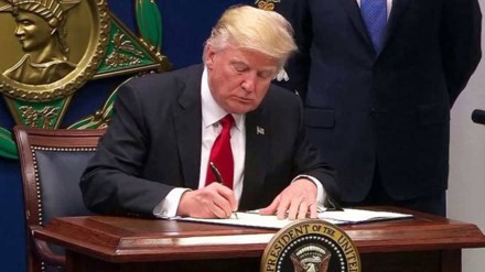 Tổng thống Donald Trump ký sắc lệnh cấm nhập cảnh. Ảnh: Reuters/Báo Lao động