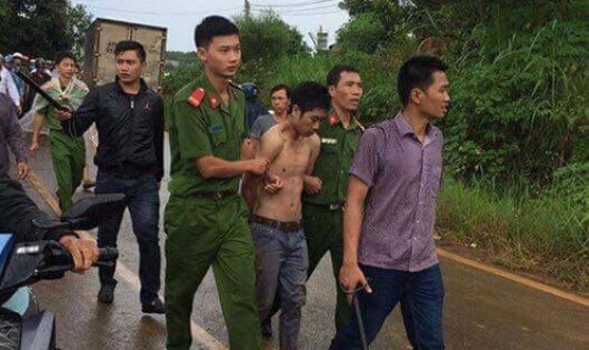 Hai nghi can bị Công an huyện Lâm Hà bắt khi lẩn trốn trong rẫy cà phê. Ảnh Vietnamnet