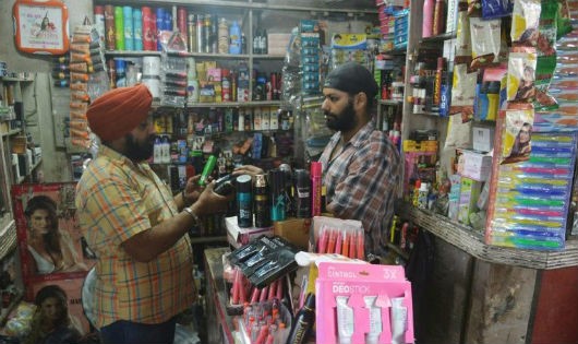 Chủ các cửa hàng bán lẻ ở Ấn Độ đang tỏ ra băn khoăn với quy định mới