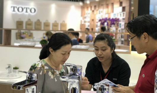Nhân viên TOTO Việt Nam giới thiệu với khách tham quan sản phẩm sen vòi thế hệ mới tại triển lãm VIETBUILD. Ảnh: Minh Quốc