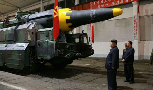Nhà lãnh đạo Triều Tiên Kim Jong-un thị sát một đơn vị tên lửa. (Ảnh: KCNA/CNBC - VTV)