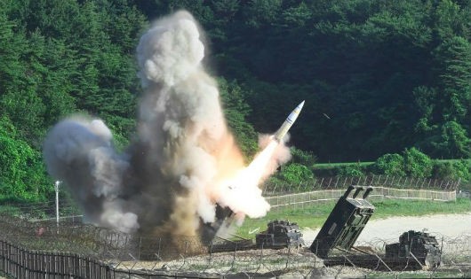 Tên lửa chiến thuật MGM-140 của Mỹ được phóng đi từ Hàn Quốc