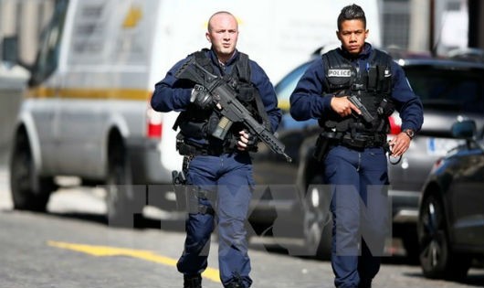 Cảnh sát Pháp tăng cường an ninh tại Paris. (Nguồn: EPA/TTXVN)