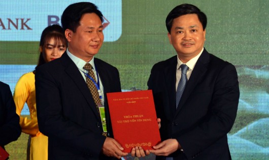 Tổng Giám đốc VietinBank Lê Đức Thọ trao tài trợ vốn cho doanh nghiệp. Ảnh: XN