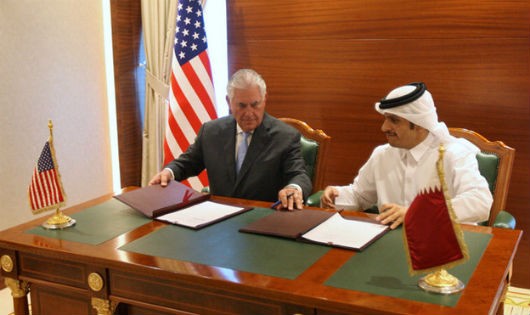 Ngoại trưởng Mỹ Rex Tillerson và người đồng cấp Qatar Mohammed al-Thani ký thỏa thuận chống tài trợ khủng bố. Ảnh: Reuters/VTV