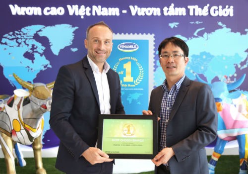 Ông David Anjoubault, Tổng Giám đốc Kantar World Panel trao chứng nhận “Thương hiệu số 1 Việt Nam” cho Ông Phan Minh tiên – Giám đốc điều hành Vinamilk