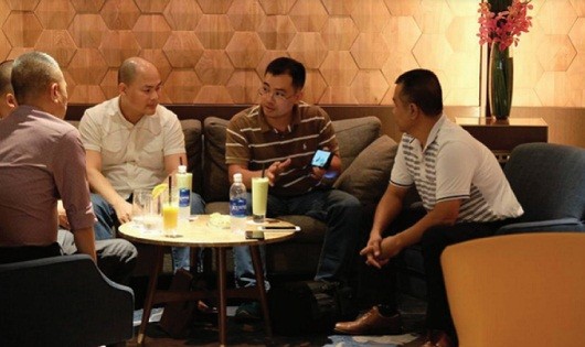 CEO Nguyễn Tử Quảng trong buổi làm việc với lãnh đạo cấp cao của Thế giới di động. Chiếc điện thoại có mặt trong buổi làm việc được phỏng đoán là Bphone 2