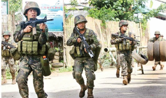 Cuộc chiến ở Marawi đã trở thành tâm điểm hoạt động của IS ở khu vực Đông Nam Á. Trong ảnh: Quân đội Philippine truy tìm các phần tử cực đoan