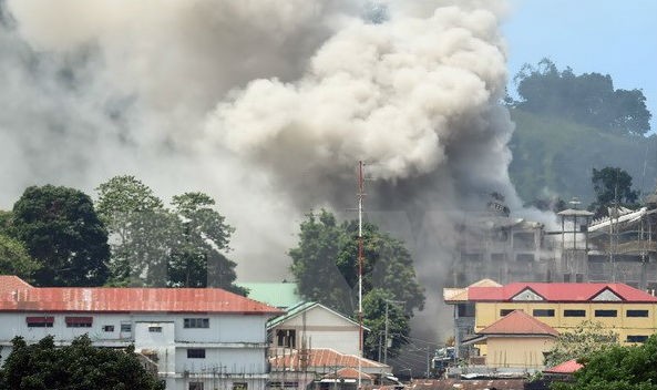 Khói bốc lên sau vụ đánh bom chống phiến quân IS của không quân Philippines tại Marawi thuộc đảo Mindanao ngày 26/6. (Nguồn: AFP/TTXVN)