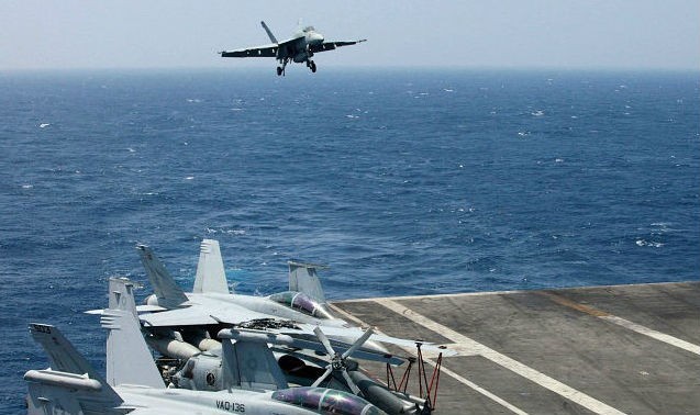 Máy bay chiến đấu F18 của Hải quân Mỹ hạ cánh trên tàu sân bay USS Carl Vinson sau một cuộc tuần tra ở Biển Đông. 
Ảnh: AP