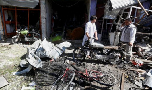 Hiện trường vụ đánh bom tự sát ở Kabul. Ảnh: Reuters/VTV
