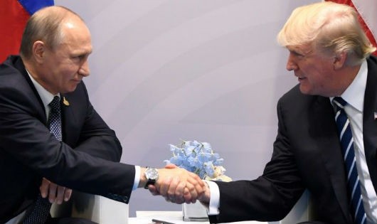 Tổng thống Mỹ bắt tay người đồng cấp Nga