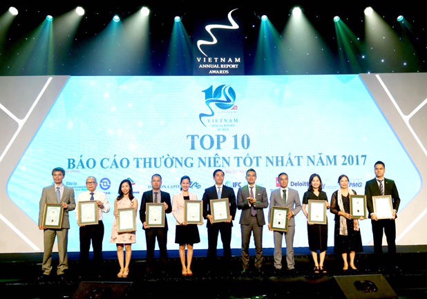 Đại diện Tập đoàn Novaland nhận giải Top 10 Báo cáo Thường niên 2017