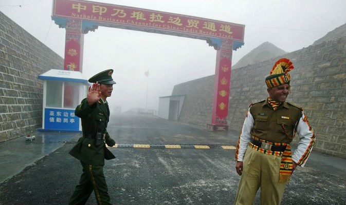Lính Trung Quốc và Ấn Độ ở một chốt biên phòng thuộc bang Sikkim của Ấn Độ năm 2008