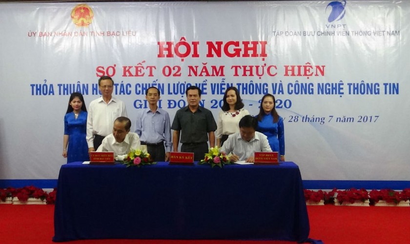 Phó Tổng Giám đốc Tập đoàn VNPT Huỳnh Quang Liêm và Phó Chủ tịch UBND tỉnh Bạc Liêu ký kết Kế hoạch hợp tác viễn thông và CNTT giai đoạn 2017 – 2020