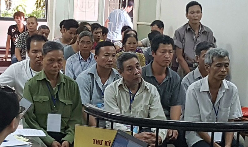Một số lãnh đạo thôn Trát Cầu đã từng bị xét xử về tội "Hủy hoại tài sản" do đã tiến hành cưỡng chế phá dỡ công trình trái thẩm quyền