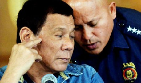 Tổng Giám đốc Cảnh sát Quốc gia Philippines Ronald Dela Rosa (phải) và  Tổng thống Rodrigo Duterte. Ảnh: Reuters