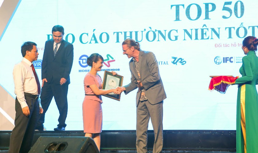 Bà Ninh Thị Lan Phương – Phó Tổng Giám đốc SHB nhận giải thưởng Top 50 Báo cáo thường niên tốt nhất 2017