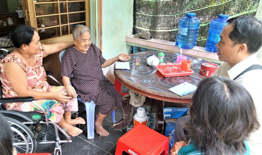 Mẹ Đặng Thị Dương trú tại xã Lương Phú, tỉnh Bến Tre vui mừng tiếp chuyện với đại diện Vinamilk