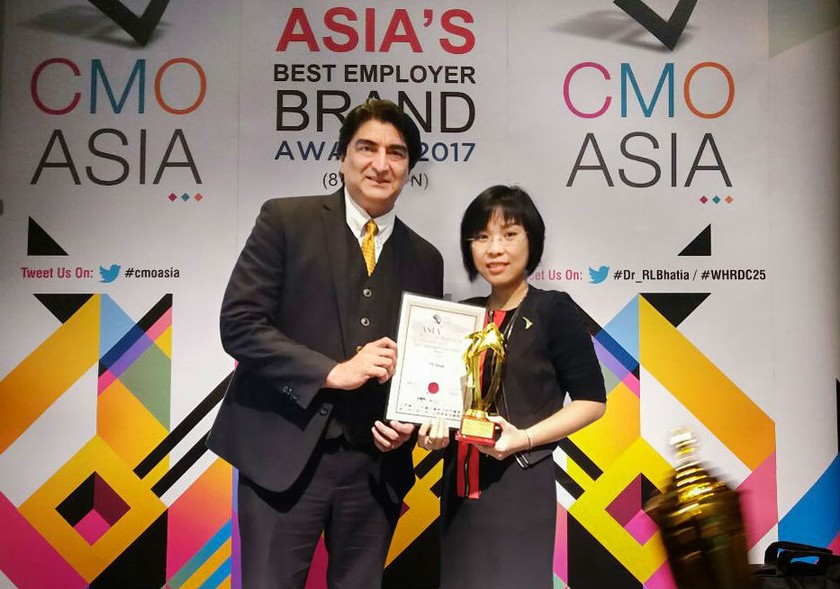 Bà Nguyễn Hải Tâm, Phó Chủ tịch thường trực Hội đồng điều hành Tập đoàn TTC nhận giải thưởng từ đại diện tổ chức CMO Asia