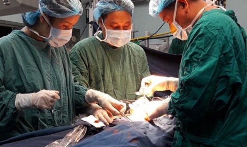 Các bác sĩ thực hiện phẫu thuật nội soi thoát vị bẹn (ảnh Bệnh viện Nhi TW)