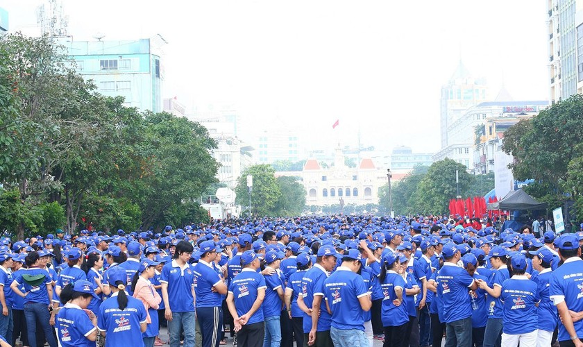 Khoảng 5000 người người tham gia cuộc đi bộ đồng hành đã “phủ xanh” phố đi bộ Nguyễn Huệ