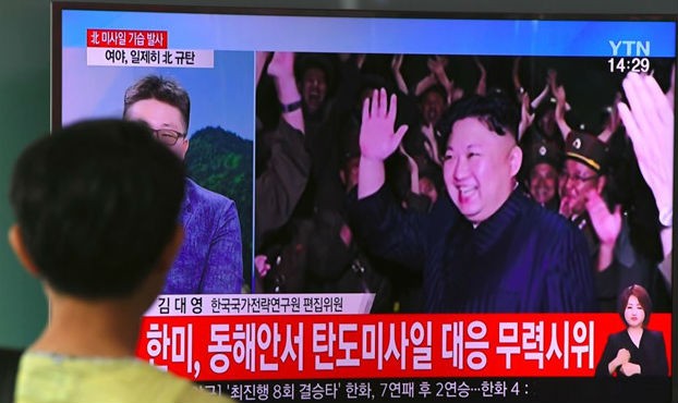 Lãnh đạo Kim Jong Un thị sát vụ thử tên lửa hôm 28/7. Ảnh: Reuters/Zing