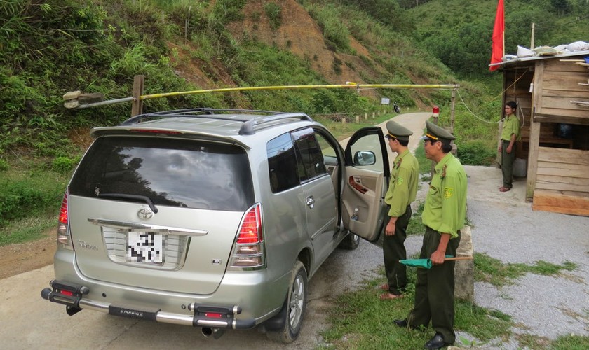 Lực lượng chốt kiểm tra liên ngành Hóa Sơn đang kiểm tra một phương tiện ra khỏi địa bàn