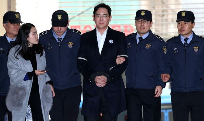 Ông Lee Jae Yong (giữa) bị giải đến văn phòng công tố viên ở Seoul hôm 25/2. Ảnh: Getty/Zing.vn