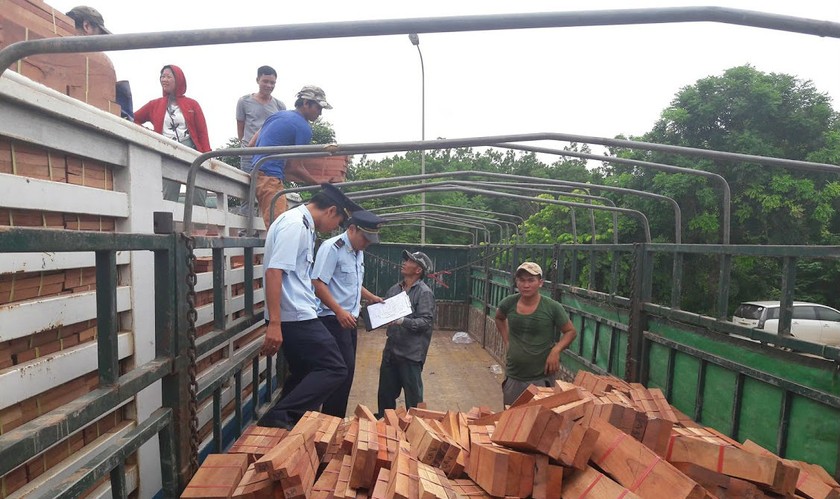 Kiểm tra gỗ nhập khẩu ở Cửa khẩu Lao Bảo