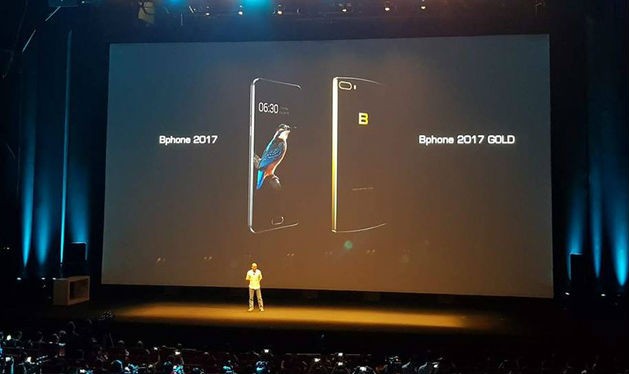 CEO Nguyễn Tử Quảng và phiên bản BPhone 2017 với ảnh đại diện hình con chim