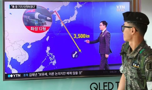 Một bản tin truyền hình ở Seoul, Hàn Quốc, cho thấy khoảng cách từ  Triều Tiên tới đảo Guam. Ảnh: Getty/VOV