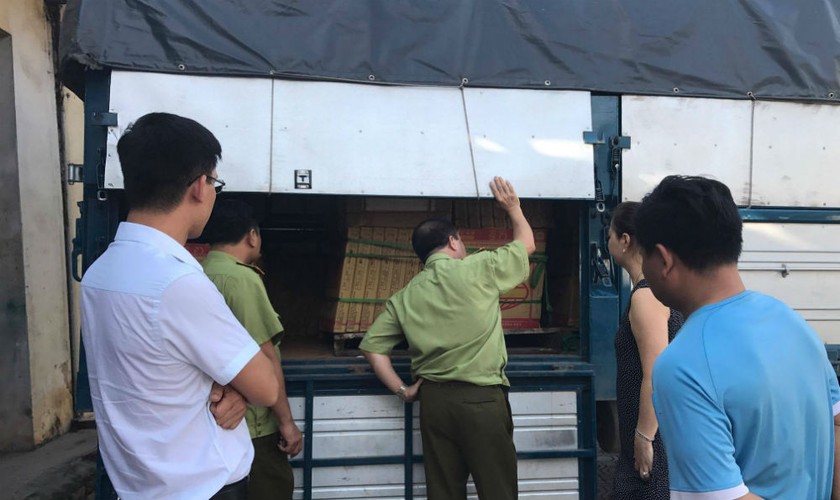 Đội Quản lý thị trường số 19 thị xã Sơn Tây (Hà Nội) đang kiểm tra và thu giữ một số lượng lớn hộp gạch lát nền nghi nhái nhãn hiệu Royal