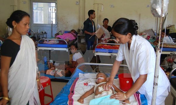 Trẻ em bị viêm não điều trị tại bệnh viện ở Dibrugarh, Ấn Độ. (Nguồn: THX/TTXVN)