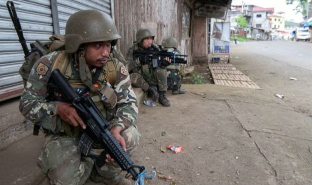 Binh sĩ Philippines liên tục đối mặt giao chiến với khủng bố ở miền nam nước này thời gian qua. Ảnh: REUTERS/Tuổi trẻ
