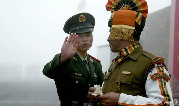 Binh lính Trung Quốc và Ấn Độ. Ảnh: AFP