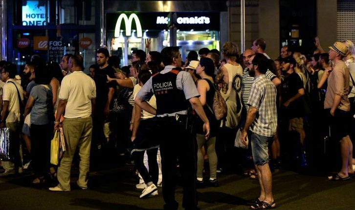 Cảnh sát và người dân tại hiện trường vụ tấn công ở Barcelona